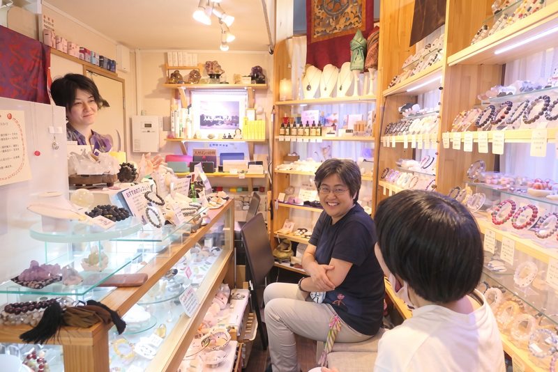 カウンターを囲んで、お客様と笑いあうひととき